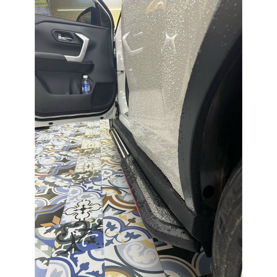 Bậc Lên Xuống Toyota Raize 2021-2023, bệ dẫm chân mẫu thể thao viền inox