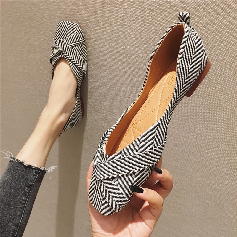 Size Lớn (31-45) Vải Thoáng Khí Giày Nữ Tất Cả Trận Đấu Miệng Nông Size Lớn Đế Mềm Giày Đơn Nữ Muỗng Giày Size Lớn 45 44 43 Công Nhân Văn Phòng Chị Em