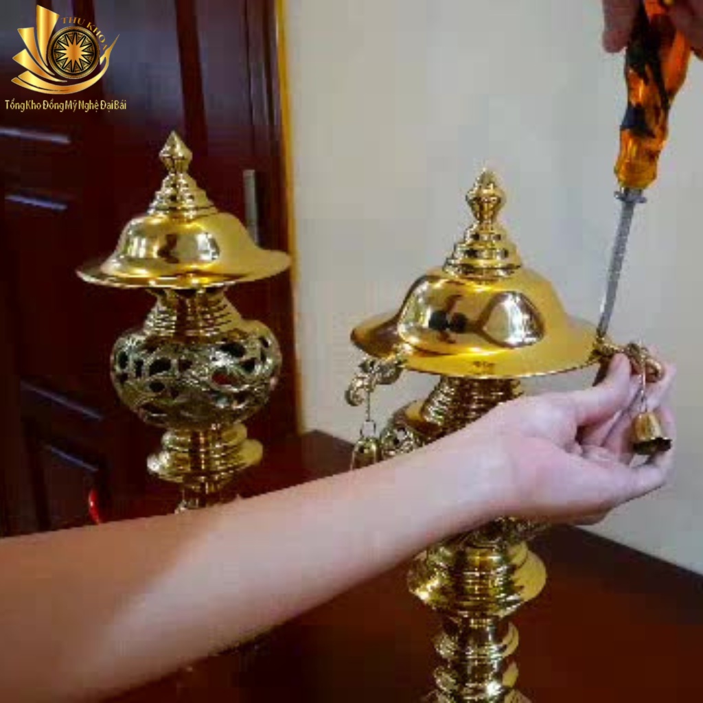 Đôi Đèn Thờ Bằng Đồng Vàng Bóng, Sang Trọng Giá Rẻ Kèm Dây Cắm Điện Đồ Đồng Đại Bái Miễn Phí Vận Chuyển Toàn Quốc