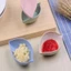Đĩa nhỏ chức năng được chế tác từ vật liệu rơm lúa mì để trình bày đồ ăn nhẹ sành điệu