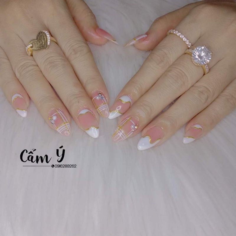 Nail đính đá nhẹ nhàng và nail nhọn thạch: Kết hợp giữa nail đính đá nhẹ nhàng và nail nhọn thạch sẽ tạo ra một hiệu ứng vô cùng ấn tượng và đặc biệt. Với những đường viền sắc nét trên bề mặt nail, bạn sẽ có thể tạo ra một sự kết hợp đầy màu sắc, đáng yêu hoặc quyến rũ.