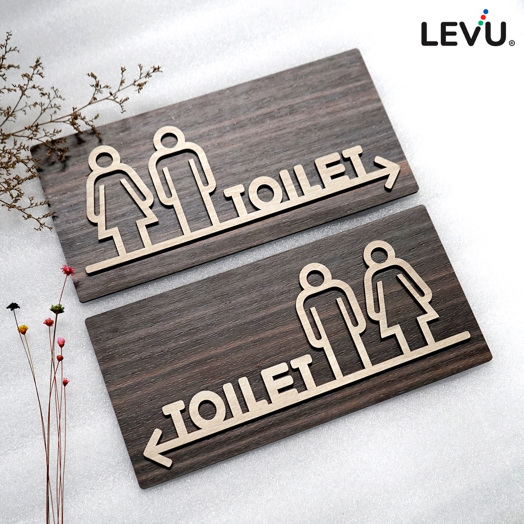 Bảng gỗ toilet có mũi tên chỉ hướng đến nhà vệ sinh LEVU-TL30