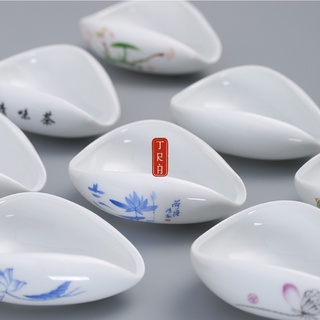 Trưng nhãn trà, cung nhãn trà, bằng sứ trắng, giúp đong trà chuẩn, kích thước 10x7.5x3.5cm