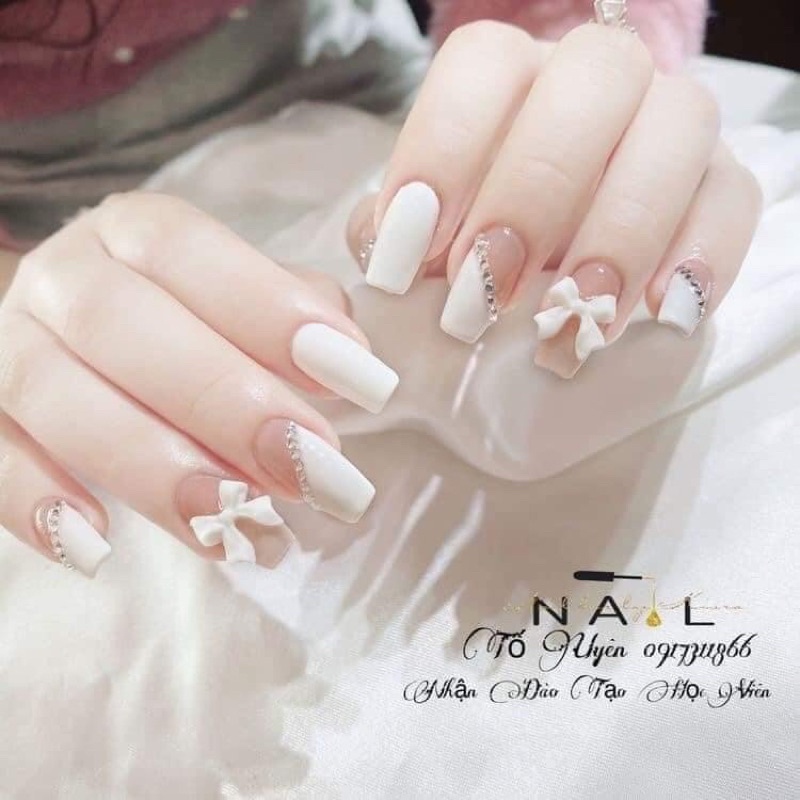 Mẫu nail: Mẫu nail chính là yếu tố quyết định sự đẹp của bộ móng tay. Tại đây, bạn sẽ tìm thấy những hình ảnh các mẫu nail đa dạng và phong phú, giúp cho bộ móng tay của bạn thêm phần hoàn hảo và thu hút.