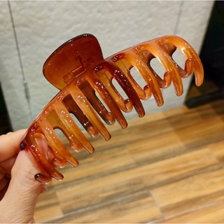 kẹp càng cua nhựa trong người lớn
