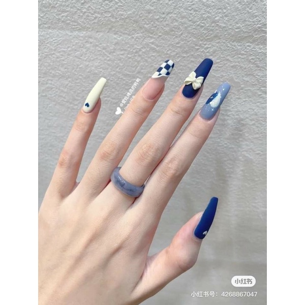 Nail xanh dương đã trở nên rất phổ biến và được yêu thích trong giới làm đẹp. Hãy tìm hiểu những kiểu nail tuyệt đẹp để tự tin sải bước bất kể dịp gì.