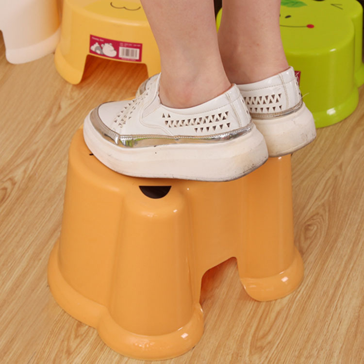 Ghế đẩu nhựa ngồi thay giày kiểu hoạt hình xinh xắn cho bé