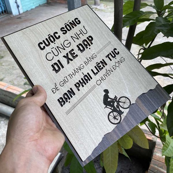 Tranh gỗ decor truyền cảm hứng"Cuộc sống cũng như đi xe đạp, để giữ thăng bằng bạn phải liên tục chuyển động"