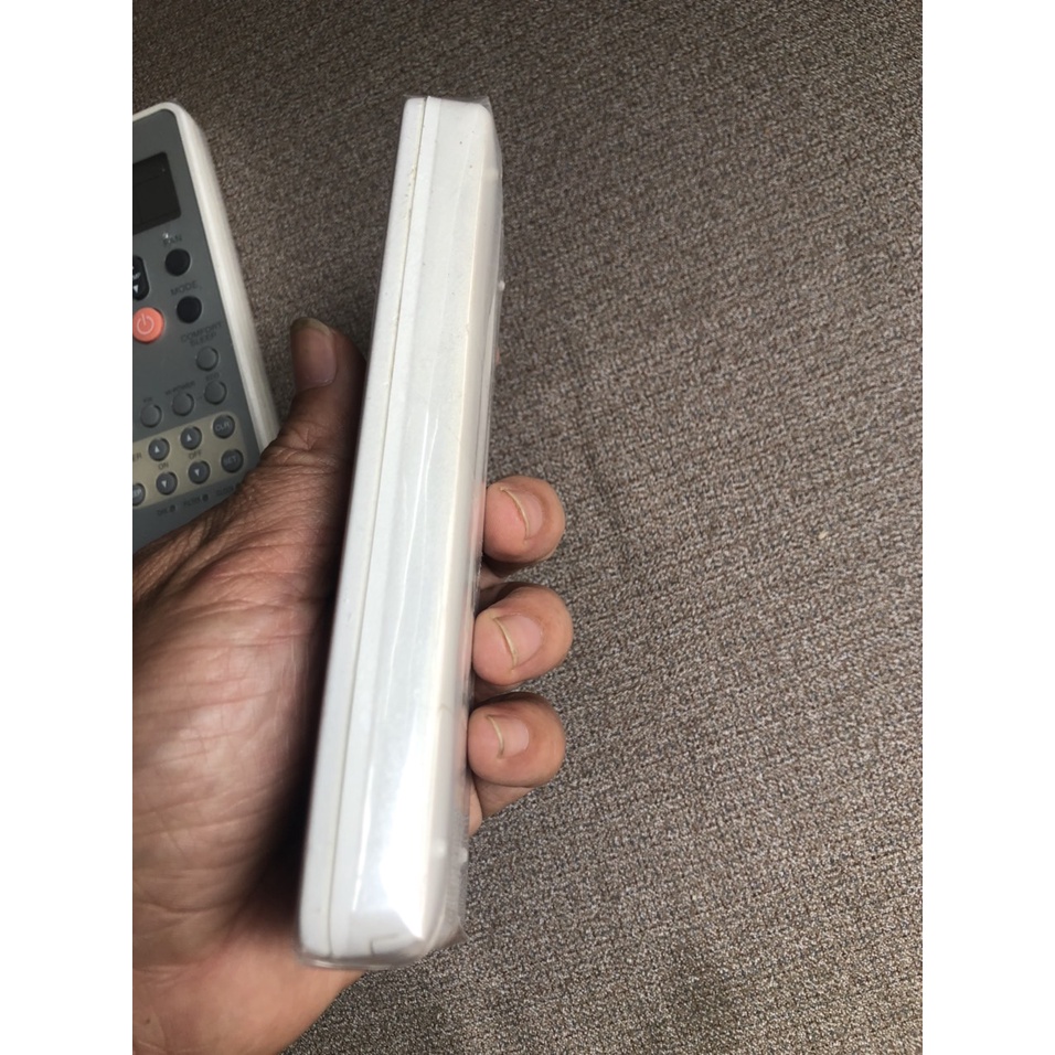 Điều khiển dùng cho điều hòa Toshiba WC-L03SE có 1 nút đỏ ở giữa hàng chính hãng zin theo máy