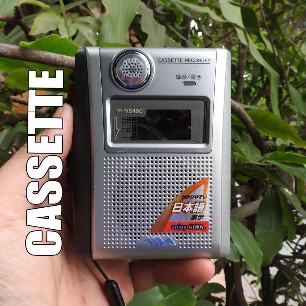 Máy nghe nhạc Cassette Sony AIWA TP-VS450 có loa ngoài nghe được 2 bên của  tai nghe máy còn đẹp