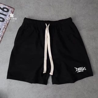 Quần short nam nữ thun chân cua DATINO Signature cotton da cá chất dày dặn, form rộng mặc trên gối.