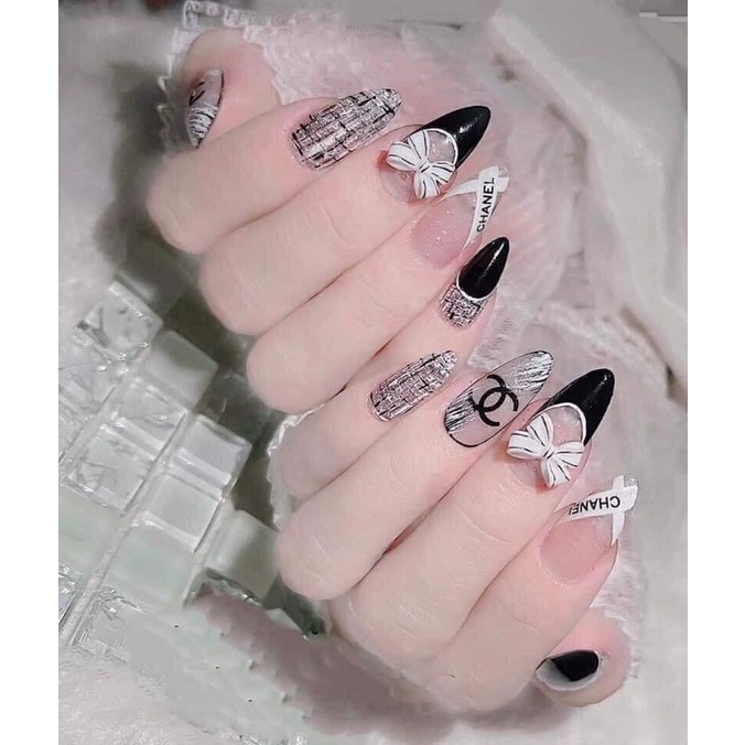 Chính sự kết hợp hài hòa giữa đen và trắng đã tạo nên một loại nail mà ai nhìn vào cũng phải trầm trồ. Chắc chắn bạn sẽ không thể bỏ qua những bức ảnh đẹp như mơ về nail trắng đen chanel này!