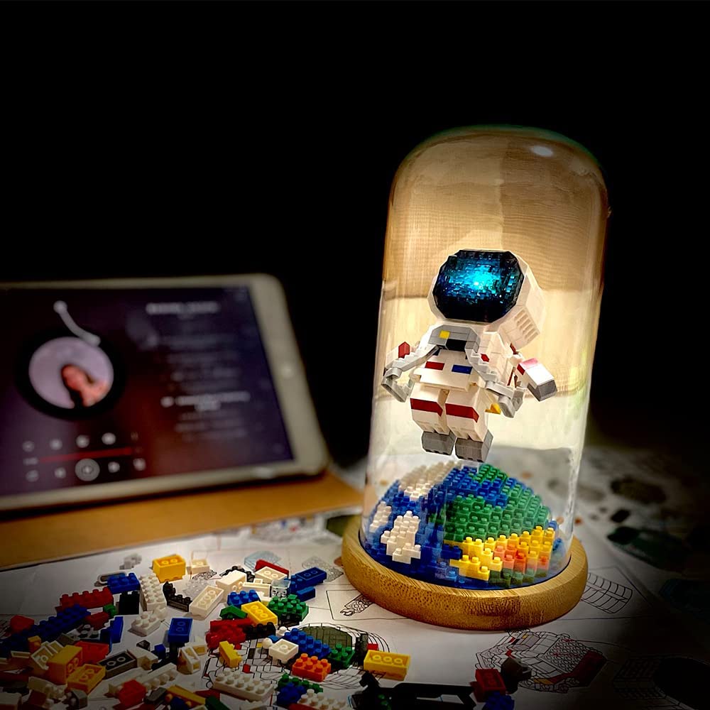 Mô hình lắp ghép hình phi hành gia có đèn led độc đáo DIY