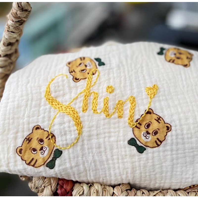 Thêu tên theo yêu cầu trên các sản phẩm của Cò Baby