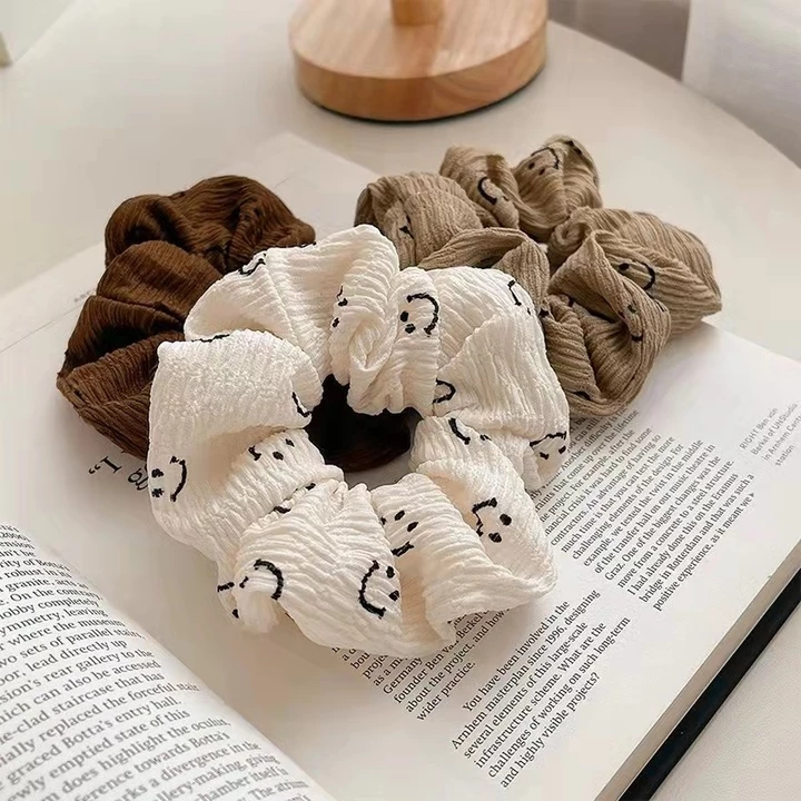 Vòng tóc scrunchie mặt cười 2025 - Vòng tóc bản to đơn giản dễ thương, phụ kiện tóc nữ tính ngọt ngào, scrunchie kiểu hàn thời thượng