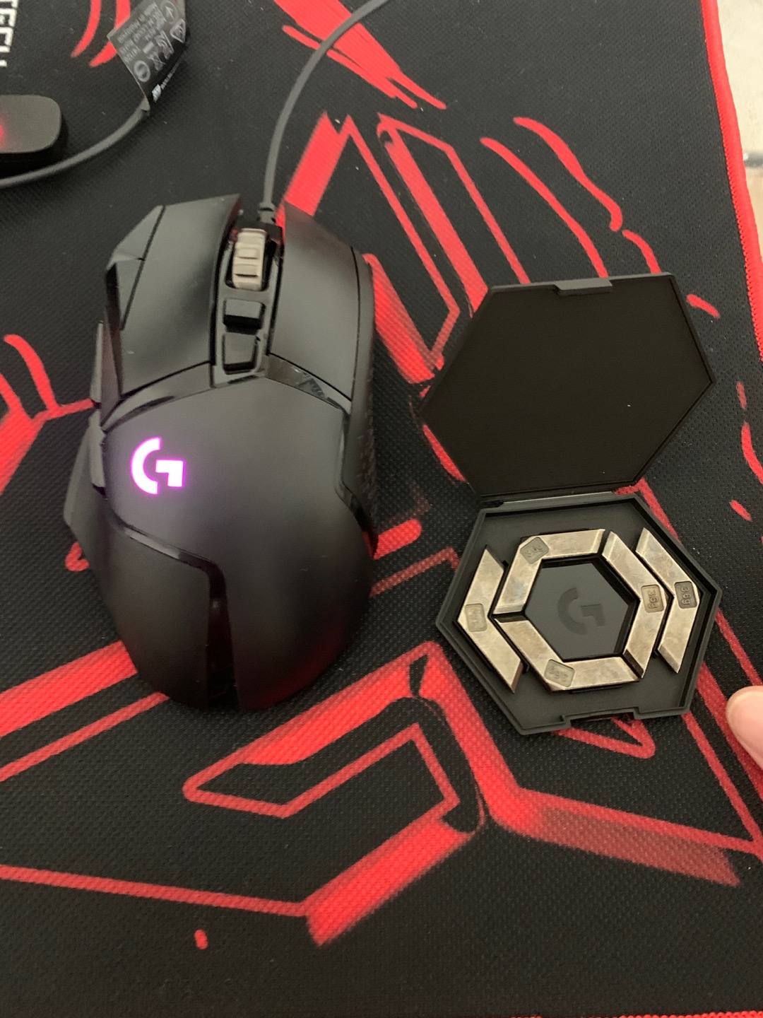 Thiết kế công thái học của chuột Logitech G502 Hero