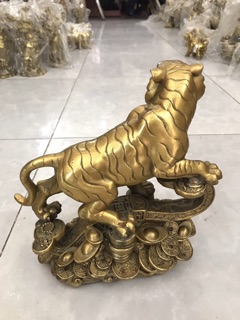 Tượng Hổ bằng đồng đứng trên gậy Như Ý vật phẩm phong thủy tài lộc may mắn quà tặng trưng bày