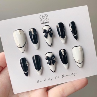 Nail box thiết kế nơ đen trắng: Những thiết kế móng tay phong cách và tinh tế được gói gọn trong hộp Nail Box thiết kế nơ đen trắng. Với những sản phẩm cao cấp bao gồm sơn móng tay và lớp phủ, bạn có thể tạo ra những bộ móng tay tuyệt đẹp ngay tại nhà. Không chỉ đơn thuần là một hộp sản phẩm, Nail Box thực sự là một sản phẩm làm đẹp đầy phong cách.