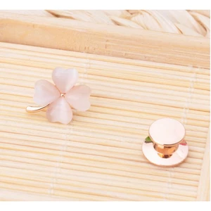 Pin Cài Cúc HimHip Cỏ 4 Lá May Mắn Đính Đá Mẫu Ngẫu Nhiên Size 1,5x2cm