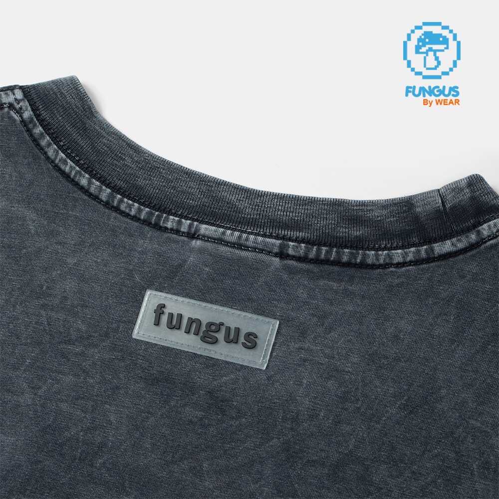 Chi tiết logo cao su đúc trên Áo Thun Fungus