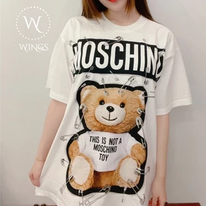 Áo Thun Unisex Moschino Teddy Bear Ghim Băng Form Rộng Oversize Nam Nữ