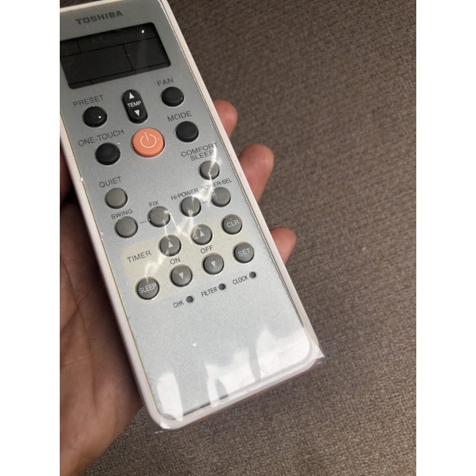 Điều khiển dùng cho điều hòa Toshiba WC-L03SE có 1 nút đỏ ở giữa hàng chính hãng zin theo máy
