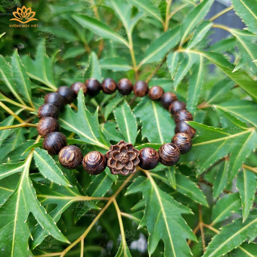 Ảnh Vòng tay trầm hương hạt tròn mix hoa sen trầm Sánh Chìm mang bình an may mắn - Xưởng Mộc Việt 4