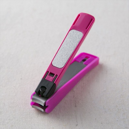 Bấm Móng Tay Inox Hoa Văn Kai Razor 01021-HC3600 Cỡ Nhỏ Màu Hồng