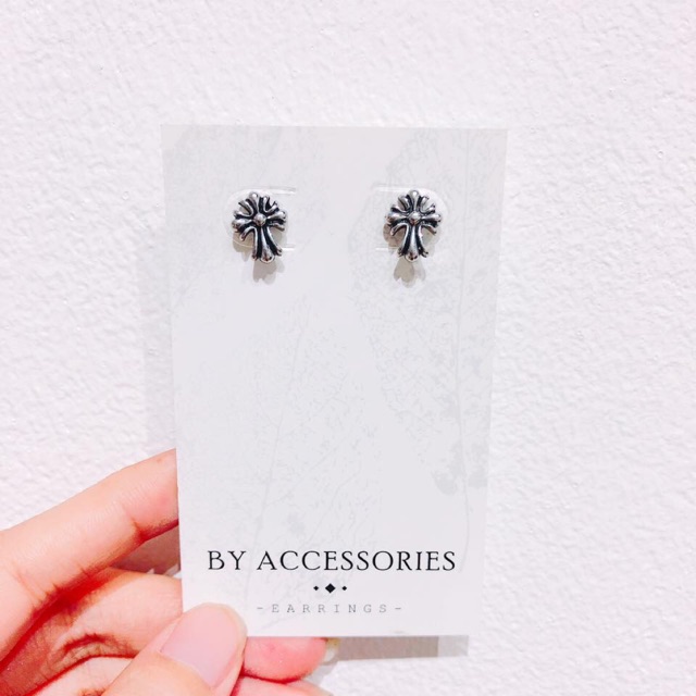 Khuyên tai titan unisex chrome heart không gỉ