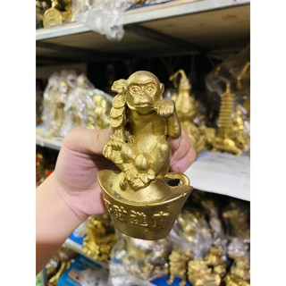 Tượng Khỉ cầm gậy như ý ngồi trên thỏi vàng bằng đồng vật phẩm phong thuỷ tài lộc