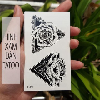 Hình xăm hoa hồng tam giác 
Hình xăm hoa hồng tam giác không chỉ là một kiểu hình xăm đẹp mà còn mang ý nghĩa về sự tồn tại, sức mạnh và tình yêu. Với nhiều màu sắc và họa tiết khác nhau, hình xăm này có thể thể hiện cá tính và phong cách riêng của bạn. Hãy để hình xăm hoa hồng tam giác trở thành biểu tượng của sự độc đáo trong cuộc sống của bạn.