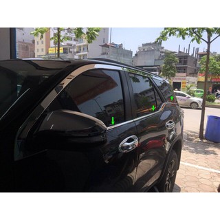 Nẹp viền chân kính, cong kính  xe Toyota Fortuner 2017- 2021, chất liệu INOX cao cấp sáng bóng
