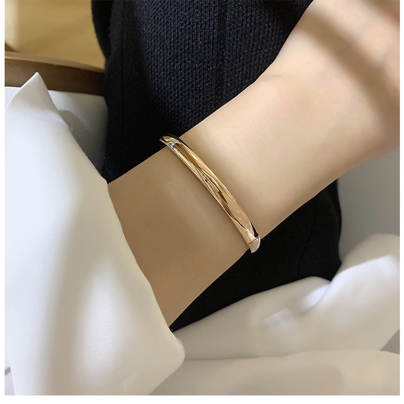 Vòng tay titan kiểu oval trơn form bầu bản 5mm không gỉ có khóa mở (Khắc chữ theo yêu cầu)