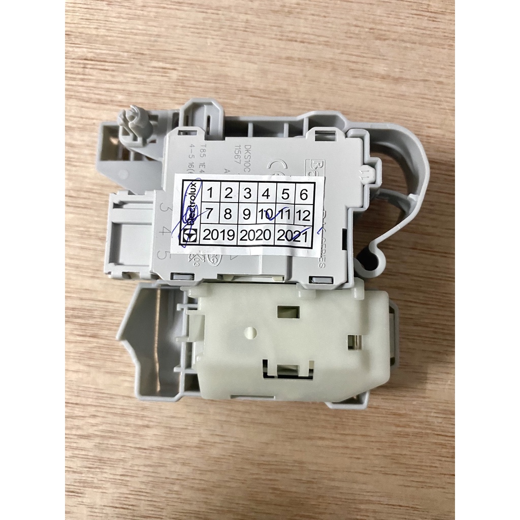 (VTĐL)Công tắc cửa máy giặt Electrolux vuông 3 chân