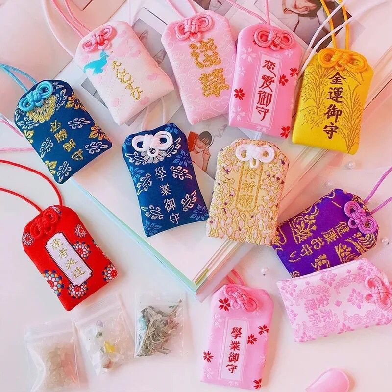 Túi Phước May Mắn Omamori Bọc Vỏ Silicon tặng Đá Ngũ Sắc