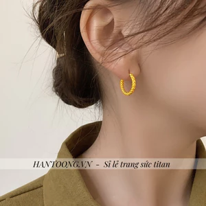 Khuyên tai titan không gỉ mạ vàng 18k dạng tròn thiết kế hoạ tiết lấp lánh phong cách trẻ trung dành cho nữ
