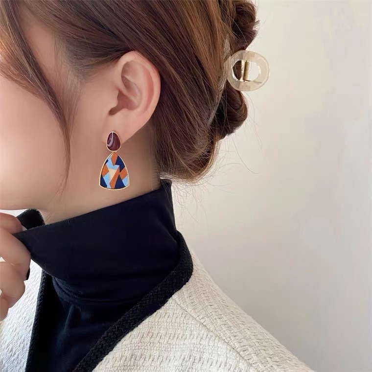Ảnh Khuyên tai Pinkdudu PD1280 hợp kim hình tam giác tráng men màu ấm áp phong cách vintage thời trang cho nữ 4