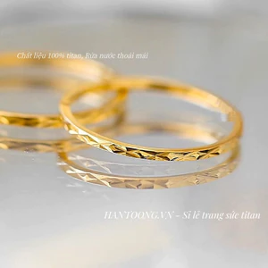 Nhẫn titan nữ không gỉ mạ vàng 18k thiết kế khắc hoạ tiết hình thoi bản nhỏ thời trang đơn giản thanh nhã