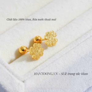 Khuyên tai titan nữ không gỉ mạ vàng 24k hình cỏ 4 lá phun cát ánh kim lấp lánh thời trang thanh lịch