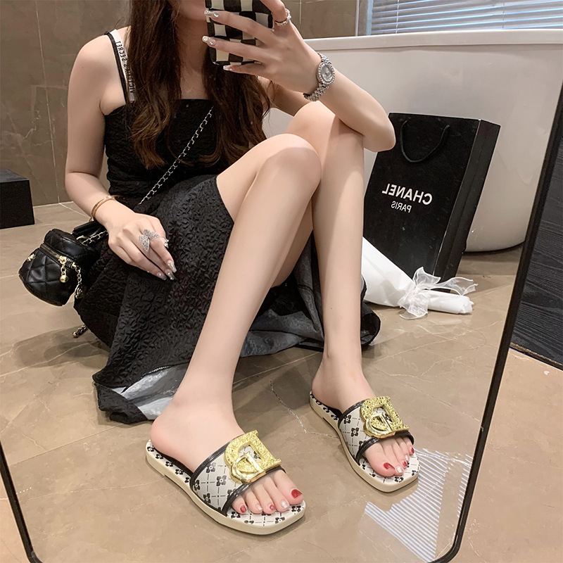 Dép sandal đế mềm dày thời trang mùa hè 2025 phong cách mới cho nữ