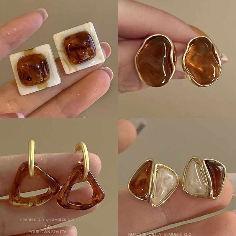 Bông tai phong cách Hồng Kông cổ điển Bông tai nhỏ giọt dầu màu nâu