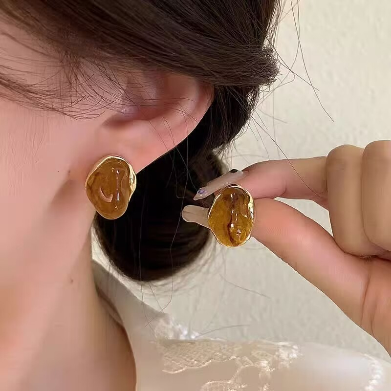 Bông tai phong cách Hồng Kông cổ điển Bông tai nhỏ giọt dầu màu nâu