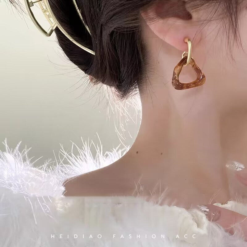 Bông tai phong cách Hồng Kông cổ điển Bông tai nhỏ giọt dầu màu nâu