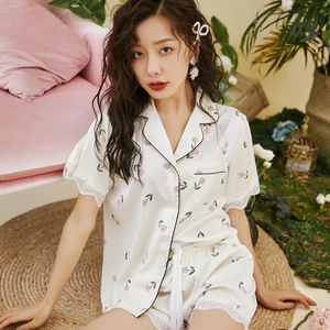 Bộ Đồ Ngủ Áo Tay Ngắn Phối Quần Short Vải Lụa Lạnh Phối Ren Thời Trang Mùa Hè Cho Nữ [lzf0703]