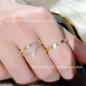 Nhẫn titan không gỉ mạ vàng 18k thiết kế hình chữ V nạm đá pha lê thời trang trẻ trung tinh tế dành cho nữ