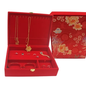 Hộp đựng đồ trang sức màu đỏ để kỷ niệm sinh nhật