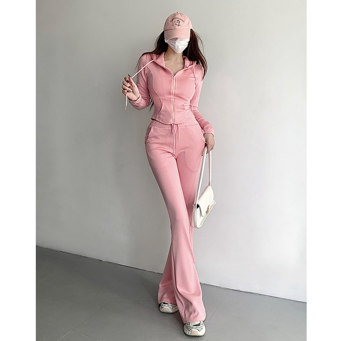 Bộ đồ thể thao dành cho bé gái gồm áo nỉ và quần loe cạp cao, phong cách thoải mái cùng áo khoác có mũ trùm đầu phiên bản ngắn.