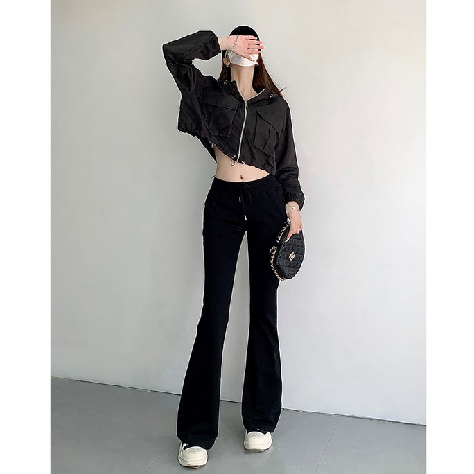 Bộ đồ thể thao dành cho bé gái gồm áo nỉ và quần loe cạp cao, phong cách thoải mái cùng áo khoác có mũ trùm đầu phiên bản ngắn.