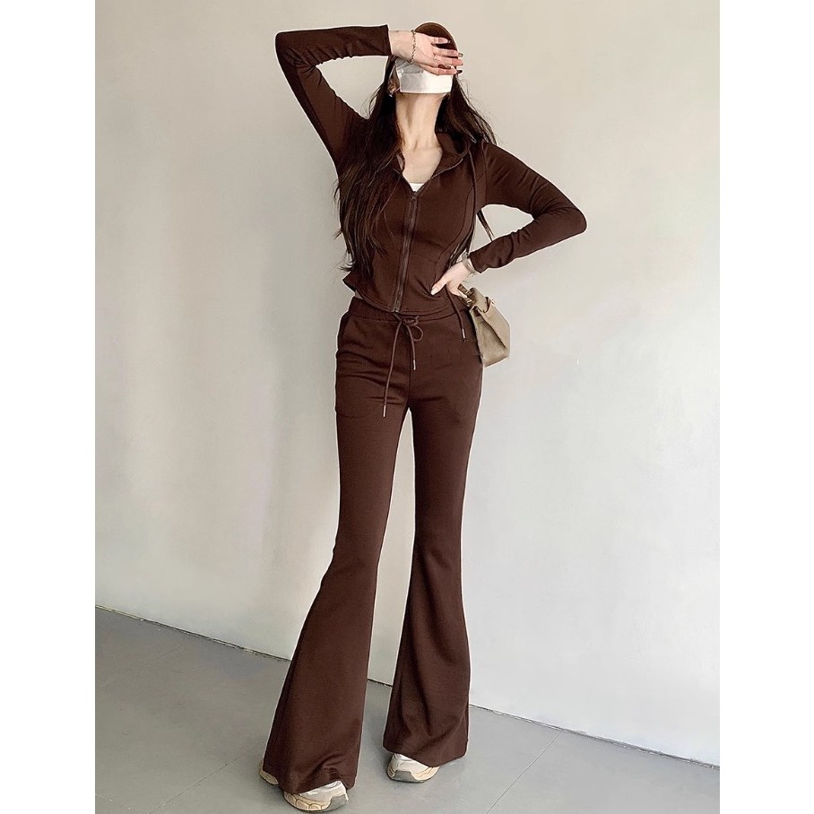 Bộ đồ thể thao dành cho bé gái gồm áo nỉ và quần loe cạp cao, phong cách thoải mái cùng áo khoác có mũ trùm đầu phiên bản ngắn.