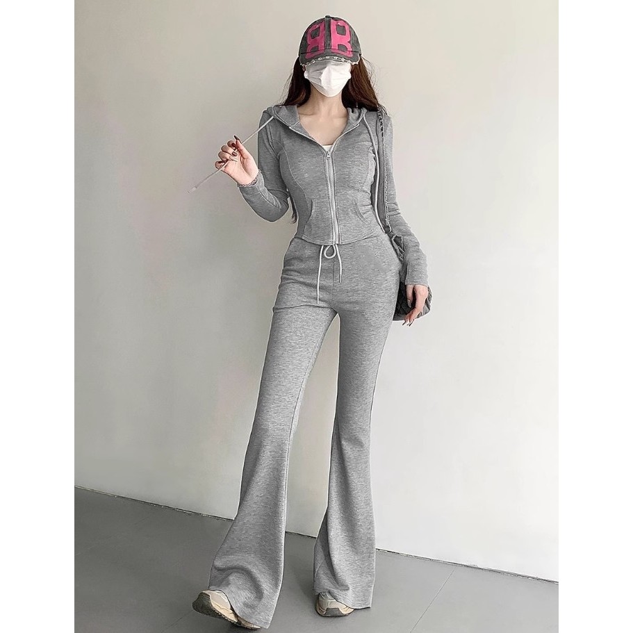 Bộ đồ thể thao dành cho bé gái gồm áo nỉ và quần loe cạp cao, phong cách thoải mái cùng áo khoác có mũ trùm đầu phiên bản ngắn.